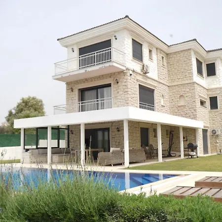 Mola Villa *